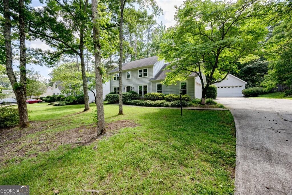 1434 Craddock Way Macon GA home for sale featuring mature trees, large front yard, detached workshop garage, and updated traditional home in Rivoli Lakes.