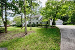 1434 Craddock Way Macon GA home for sale featuring mature trees, large front yard, detached workshop garage, and updated traditional home in Rivoli Lakes.